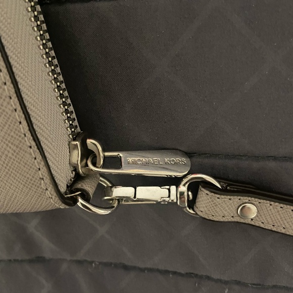 Michael kors wallet/wristlet - Picture 5 of 5